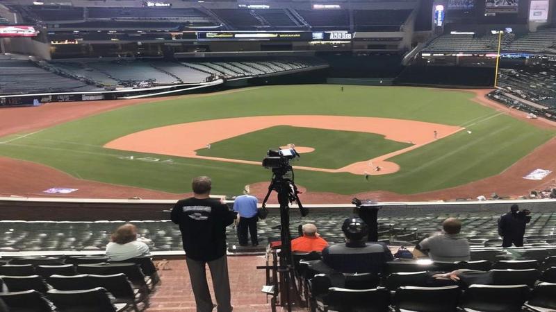 Coaches monitor a light warm-up as Jefferson re-enters the rotation, while cameras treat it like a stadium-sized encore.
