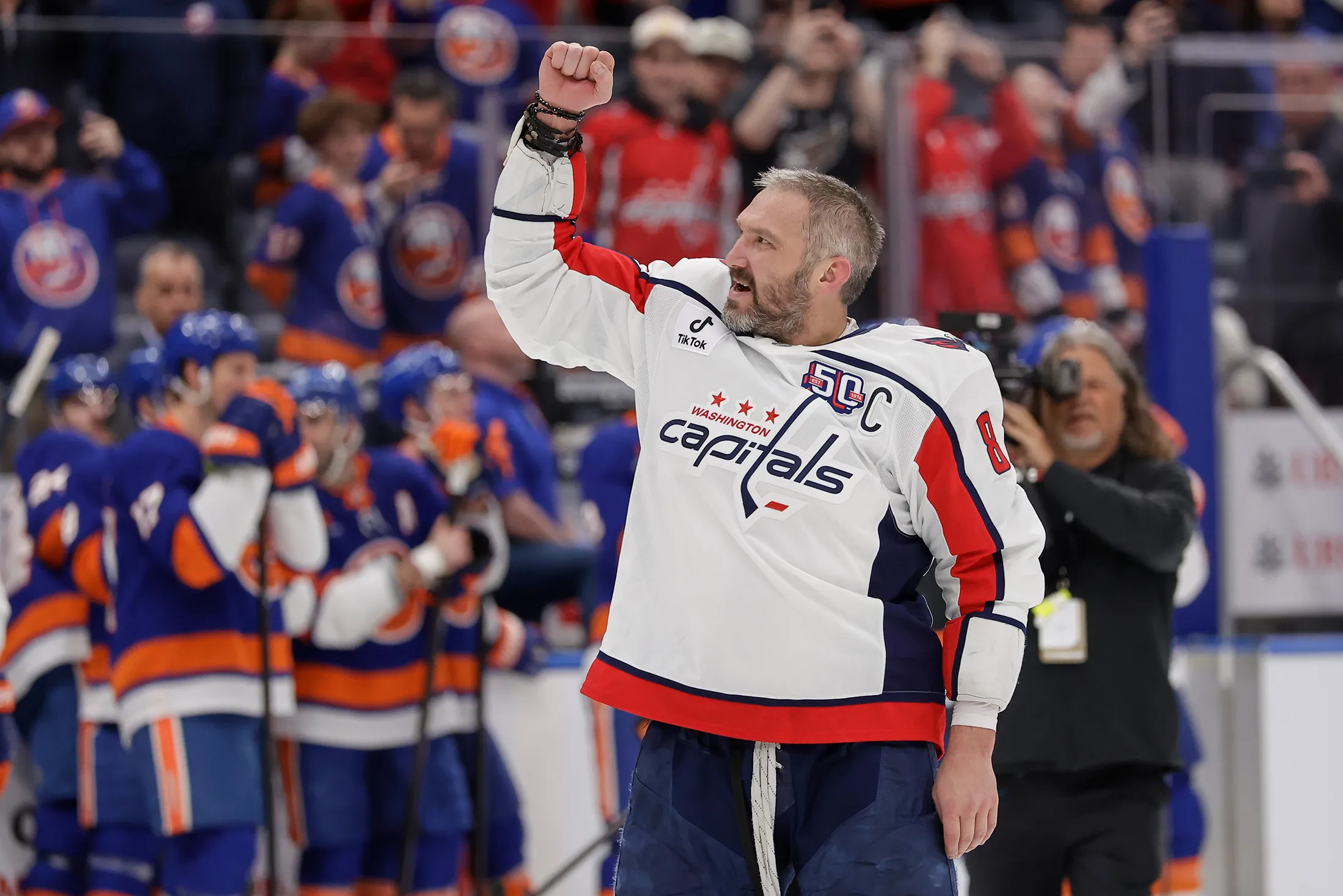 Alex Ovechkin breaks Wayne Gretzky's NHL career goals record by ...